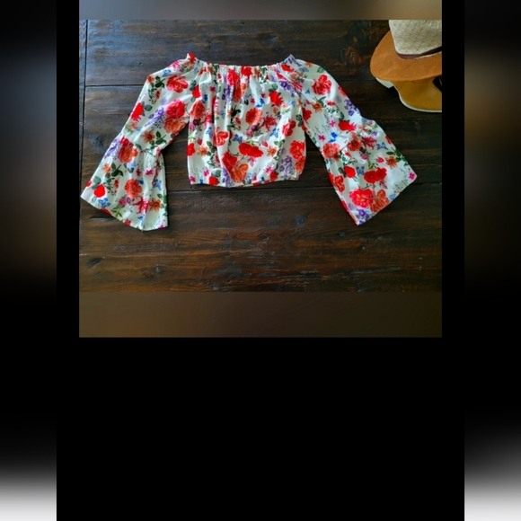 NEW NWOT Floral Crop Bell Sleeve Blouse-Large - Picture 3 of 5